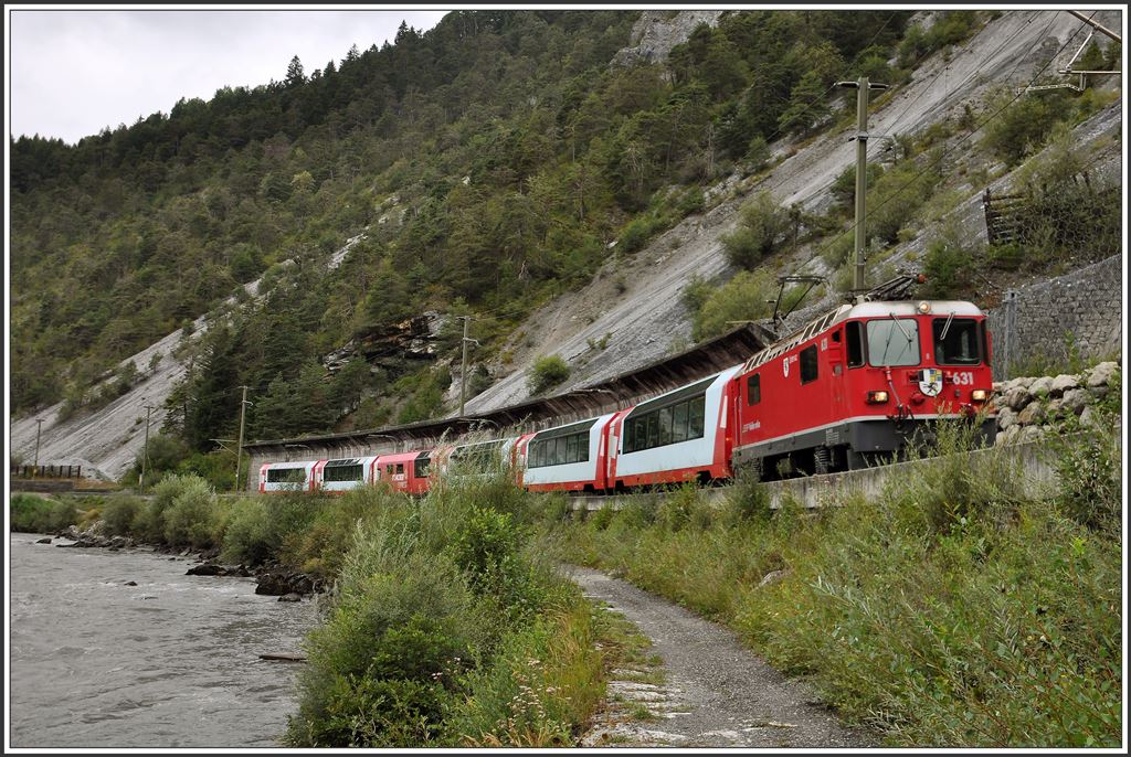 Ge 4/4 II 631  Untervaz  mit Glacier Express 902 bei Trin. (19.08.2015)