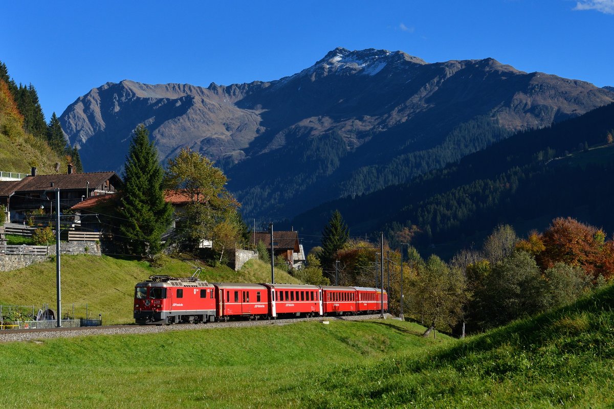 Ge 4/4 II 632 mit einem Regio am 05.10.2017 bei Serneus. 