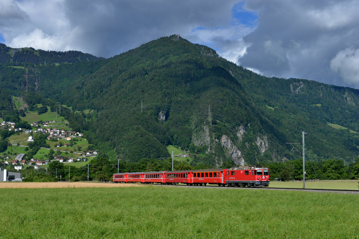 Ge 4/4 II 632 mit einem Engadin Star am 18.06.2016 bei Malans. 