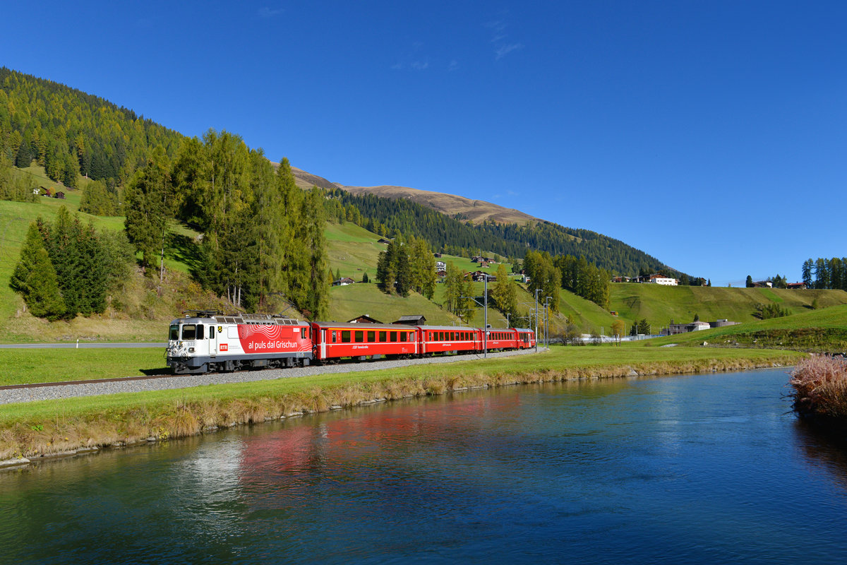 Ge 4/4 II 633 mit einem Regio am 05.10.2017 bei Davos Glaris. 