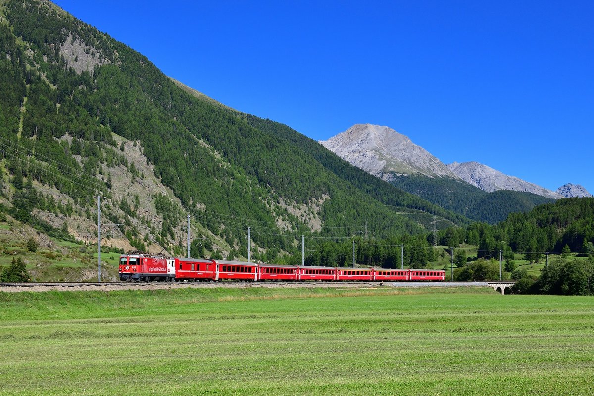 Ge 4/4 II 633 mit einem Regio am 04.09.2019 bei Zernez.