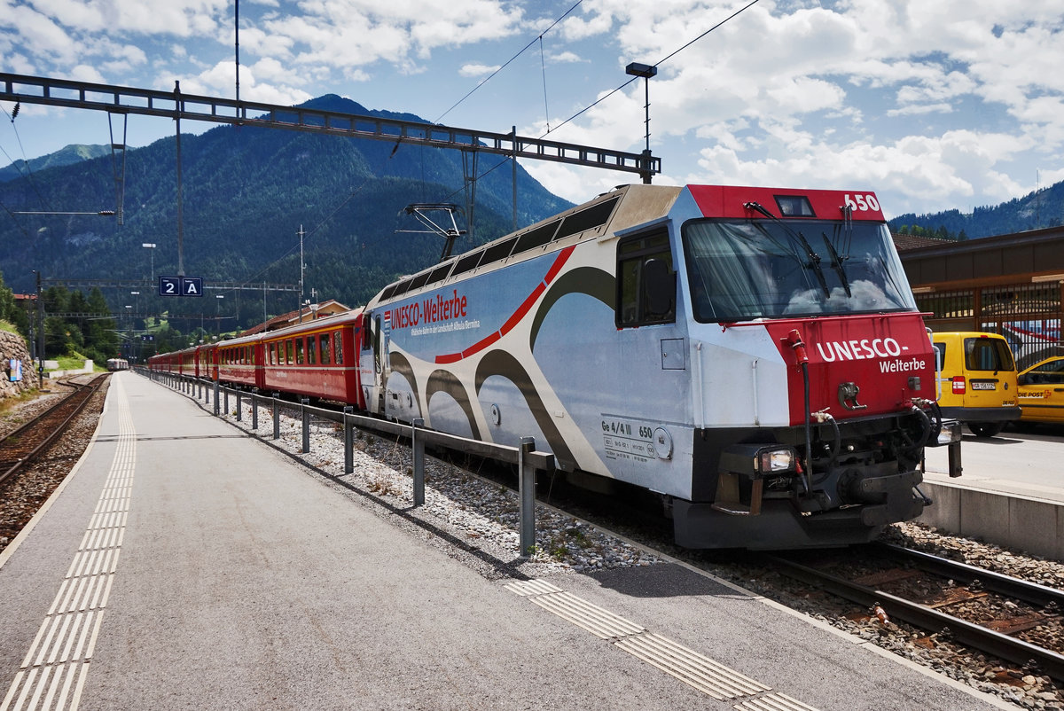 Ge 4/4 II 650  UNESCO-Welterbe  hält mit dem RE 1140 (St. Moritz - Filisur - Chur), im Bahnhof Tiefencastel.
Aufgenommen am 21.7.2016.