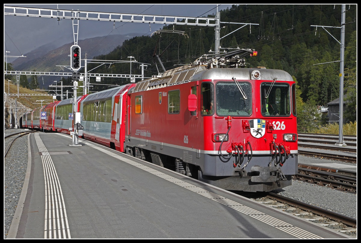 Ge 4/4 II fährt am 2.10.2019 mit dem Glacierexpress in St.Moritz ein.