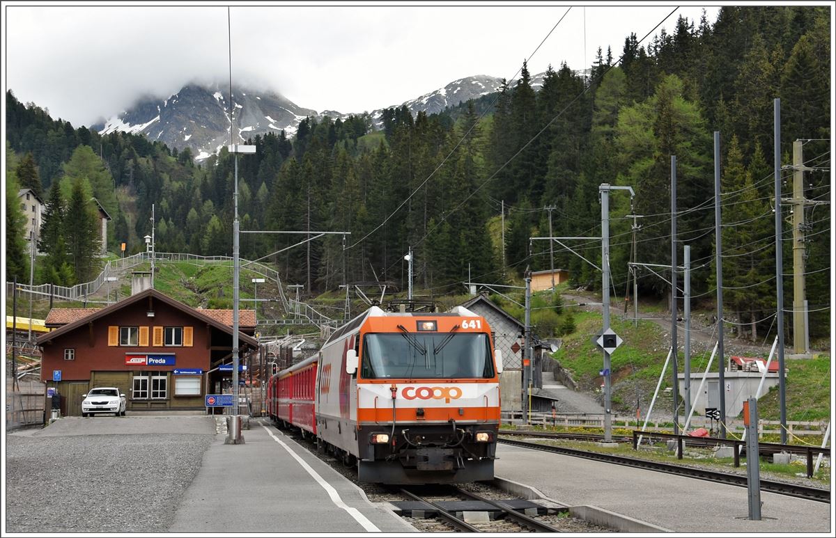 Ge 4/4 III 641  Maienfeld  mit RE1156 in Preda. (08.06.2016)