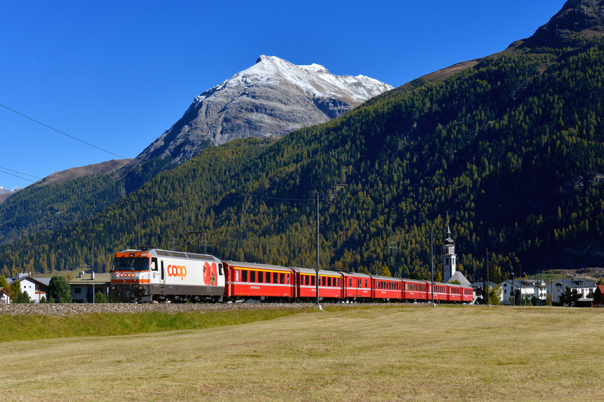 Ge 4/4 III 641 mit einem RE am 16.10.2016 bei Bever. 
