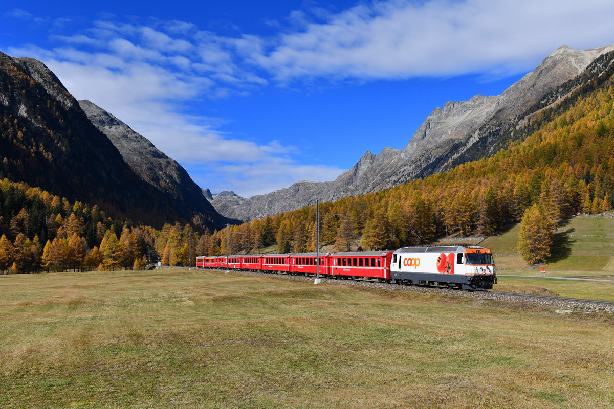 Ge 4/4 III 641 mit einem IR am 21.10.2018 bei Bever. 