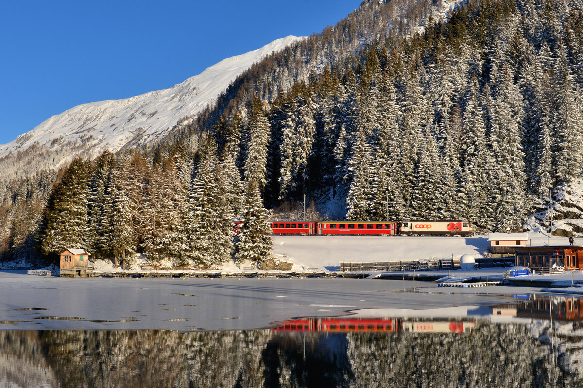Ge 4/4 III 641 mit einem RE am 06.01.2017 bei Davos Dorf.