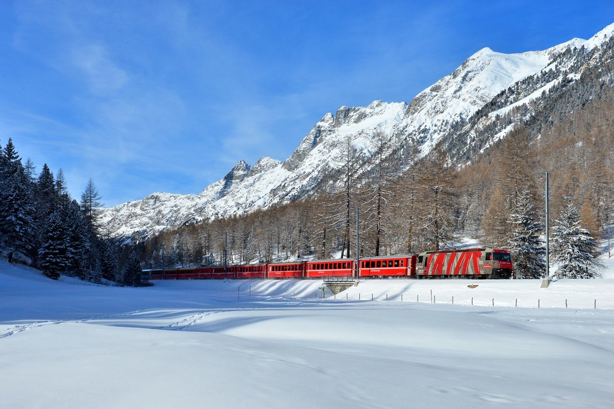 Ge 4/4 III 642 mit einem Regio am 18.01.2016 bei Bever.