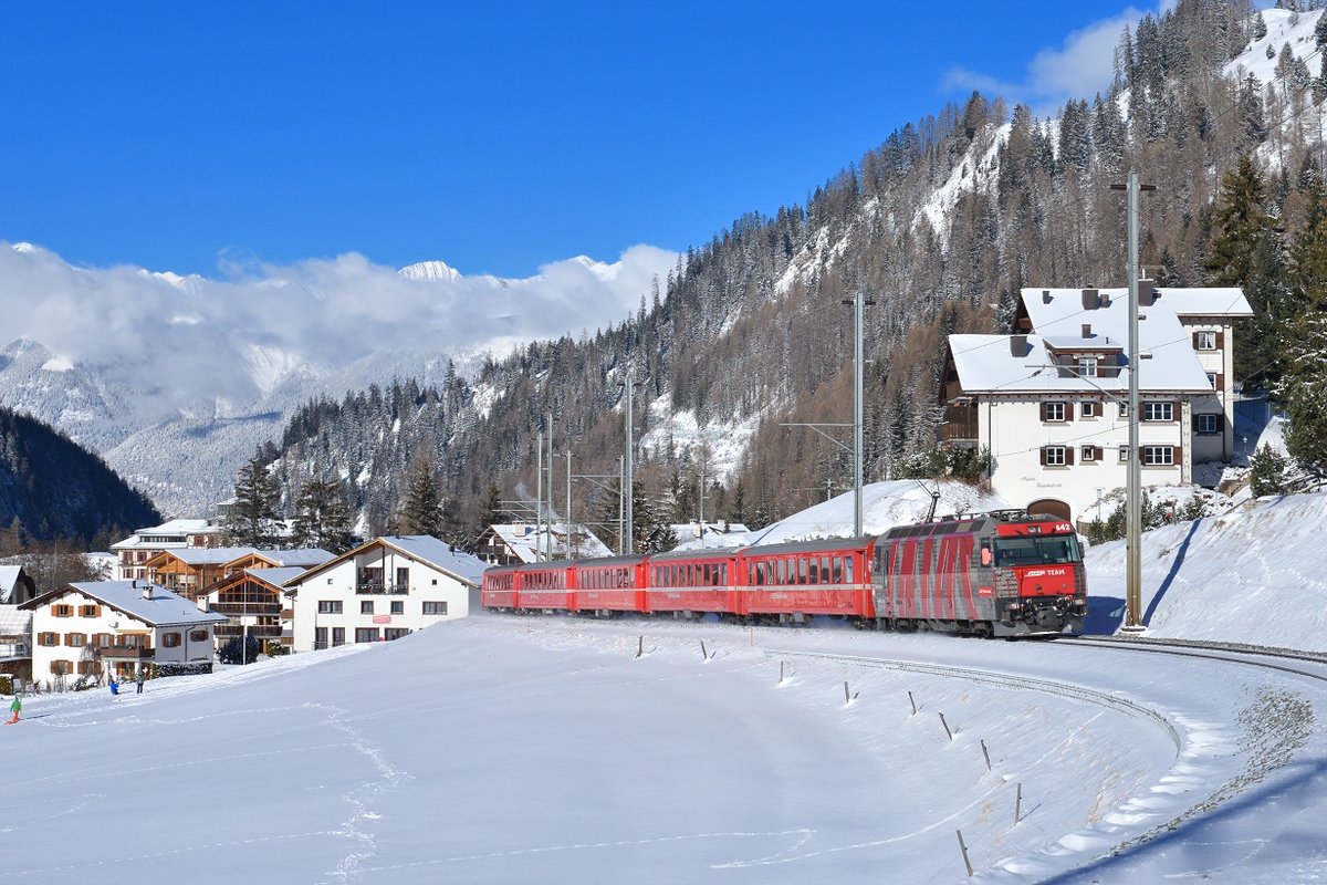 Ge 4/4 III 642 mit einem RE am 06.01.2017 bei Bergün.