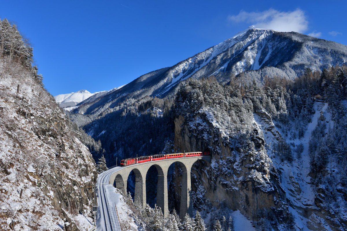 Ge 4/4 III 642 mit einem RE am 06.01.2017 auf dem Landwasserviadukt bei Filisur. 