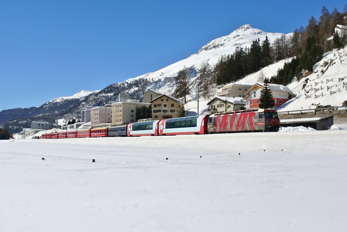 Ge 4/4 III 642  RhB Team   mit dem RE 1140 zwischen Samedan und Bever, 09.03.2014.