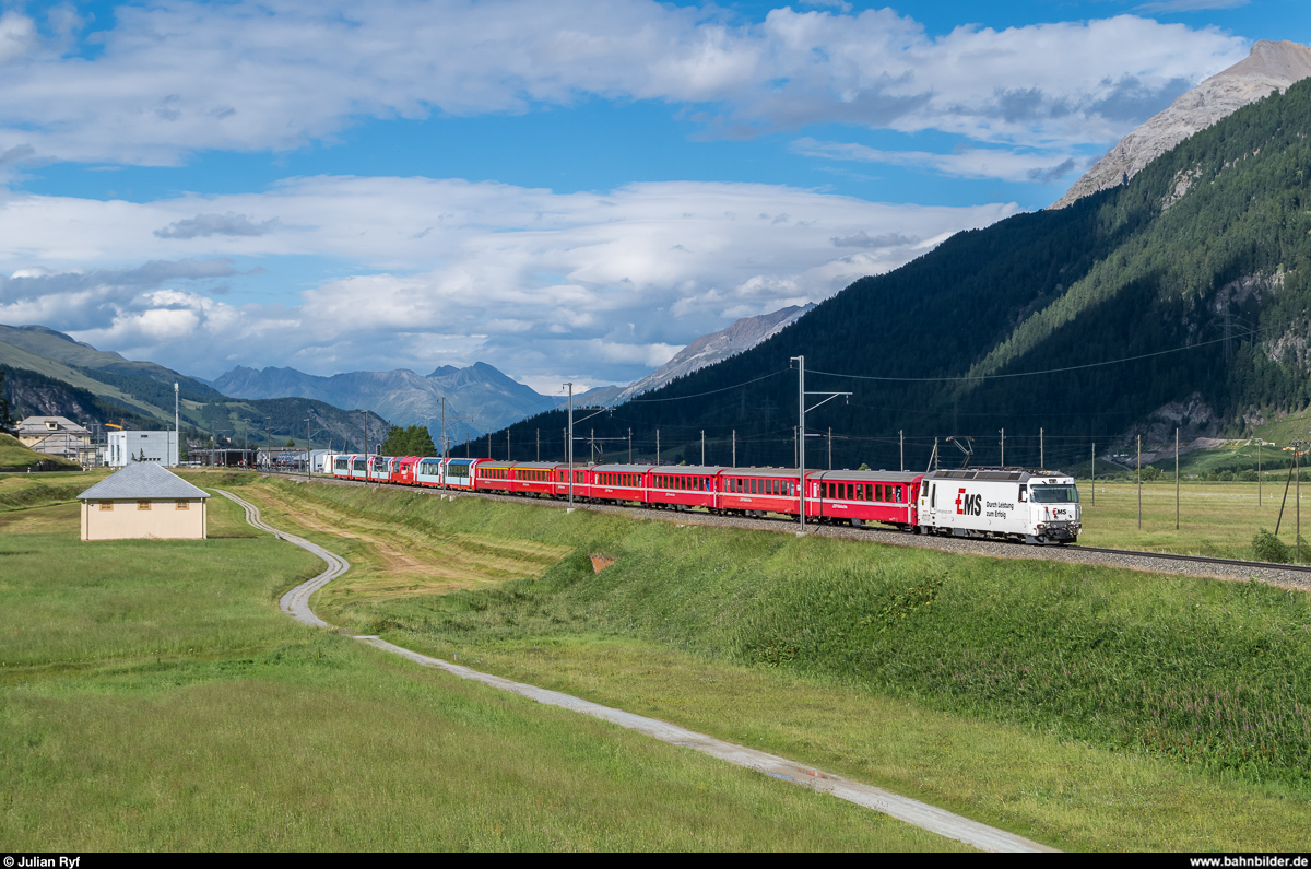 Ge 4/4 III 643 mit Werbung für Ems Chemie am 11. Juli 2017 mit einem Albula-Schnellzug Chur - St. Moritz mit angehängter Glacier-Express-Komposition aus Zermatt zwischen Bever und Samedan.