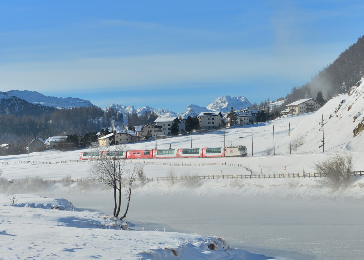 Ge 4/4 III 643 mit einem RE am 18.01.2016 bei Celerina. 