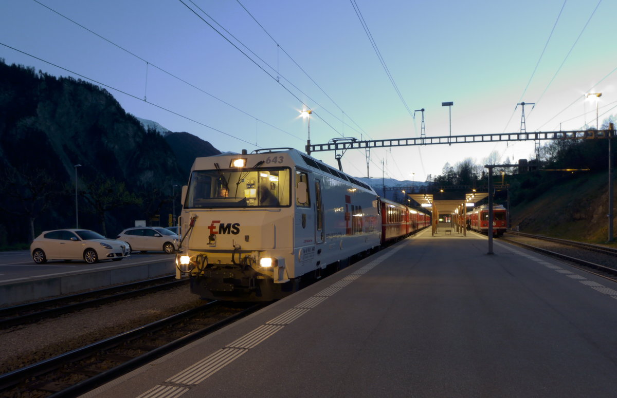 Ge 4/4 III 643  Vals  beim Lokführerwechsel mit dem RE 1169 (Chur - St.Moritz) in Filisur. (05. Mai 2016)