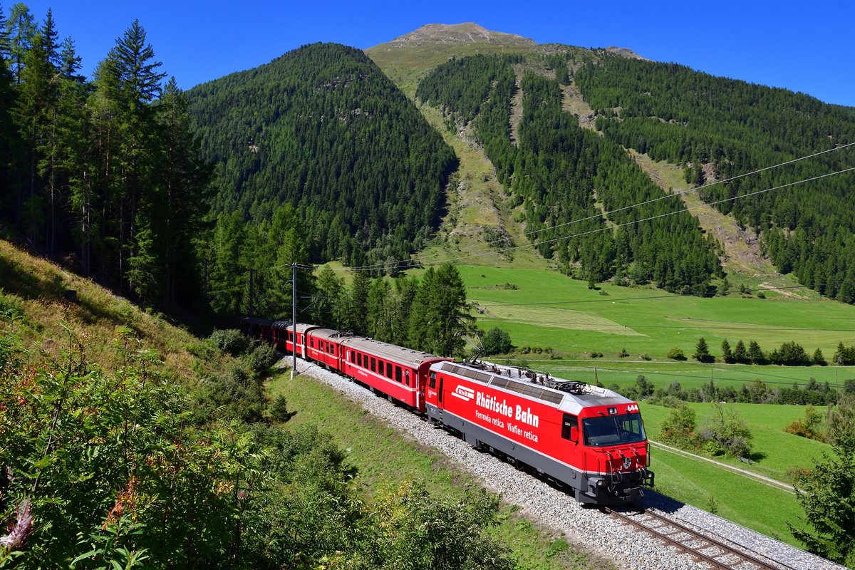 Ge 4/4 III 644 mit einem Regio am 04.09.2019 bei Zernez.