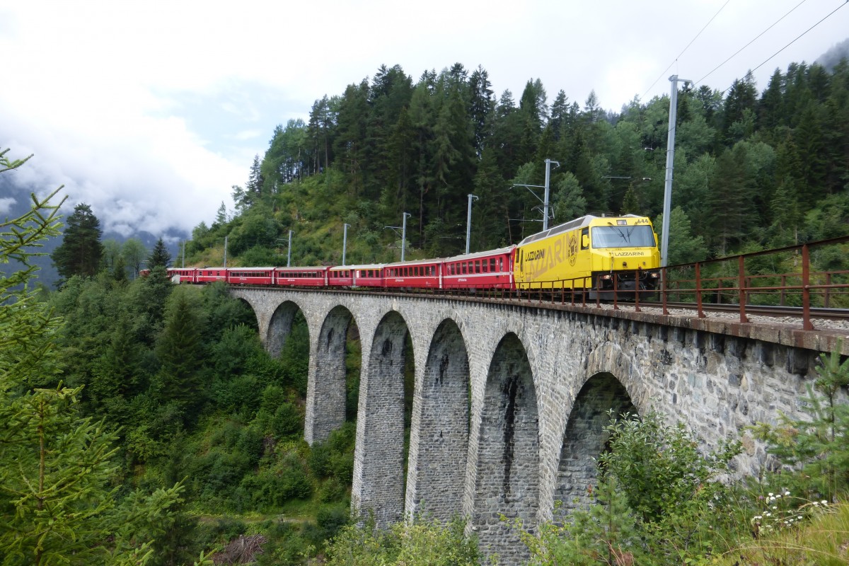 Ge 4/4 iii 644  Savognin  auf dem Schmittentobel-Viadukt, kurz vor dem Landwasserviadukt. (2. August 2015)
