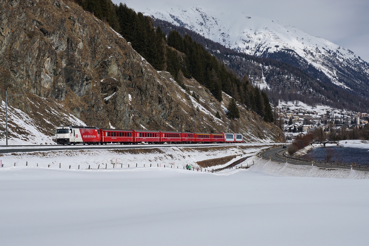 Ge 4/4 III 645 ereicht am 13.03.2016 mit dem RE 1125 Celerina.