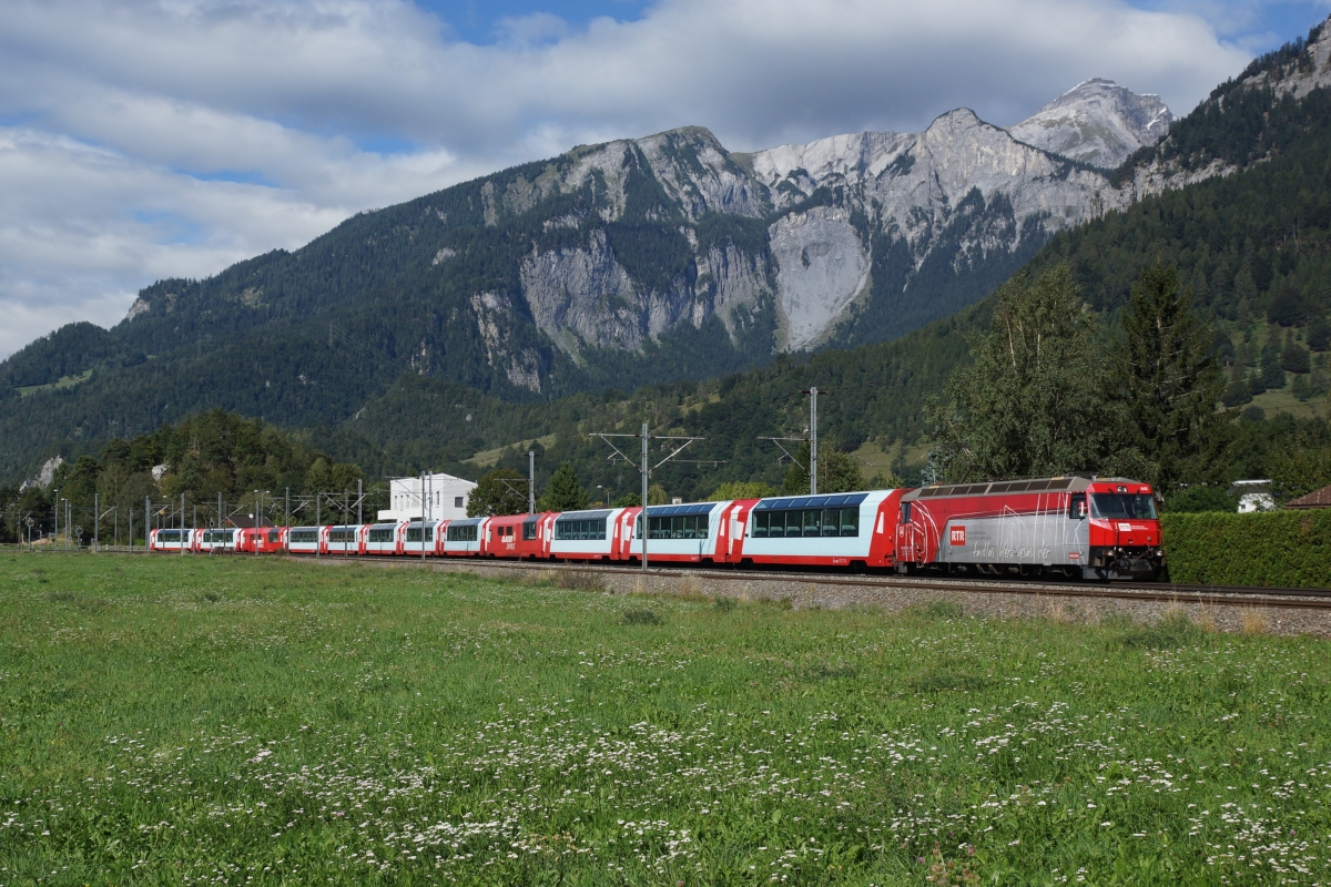Ge 4/4 III 645 erreicht am 14.09.2013 mit dem doppelten Glacier-Express 905/907 Domat/Ems.