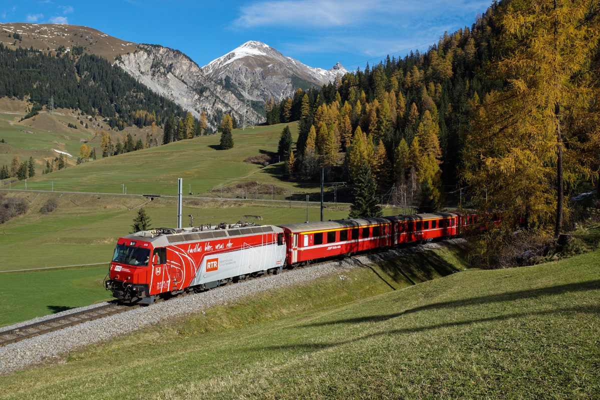 Ge 4/4 III 645 fährt am 02.11.2014 mit dem RE 1136 von Preda Richtung Bergün, aufgenommen auf der zweiten Ebene oberhalb von Bergün.