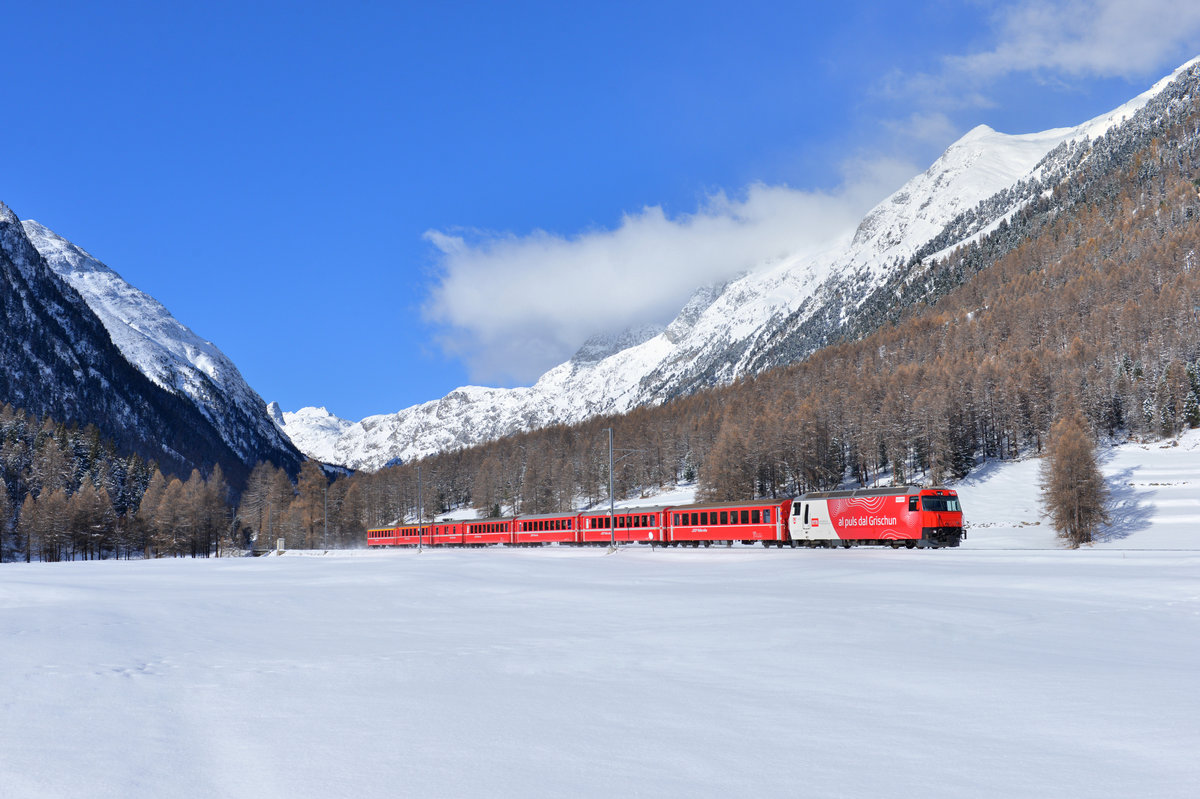 Ge 4/4 III 645 mit einem RE am 12.11.2016 bei Bever. 