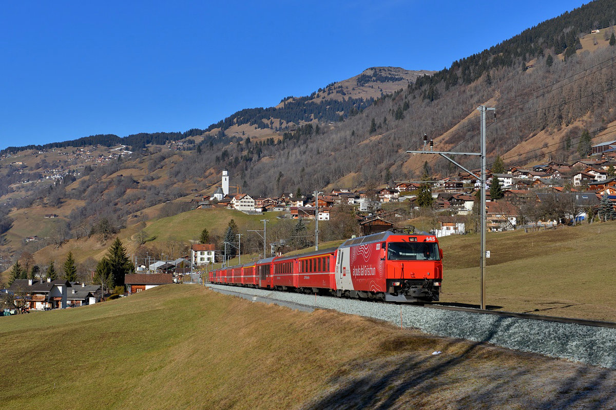 Ge 4/4 III 645 mit einem RE nach Davos Platz am 28.12.2016 bei Saas. 