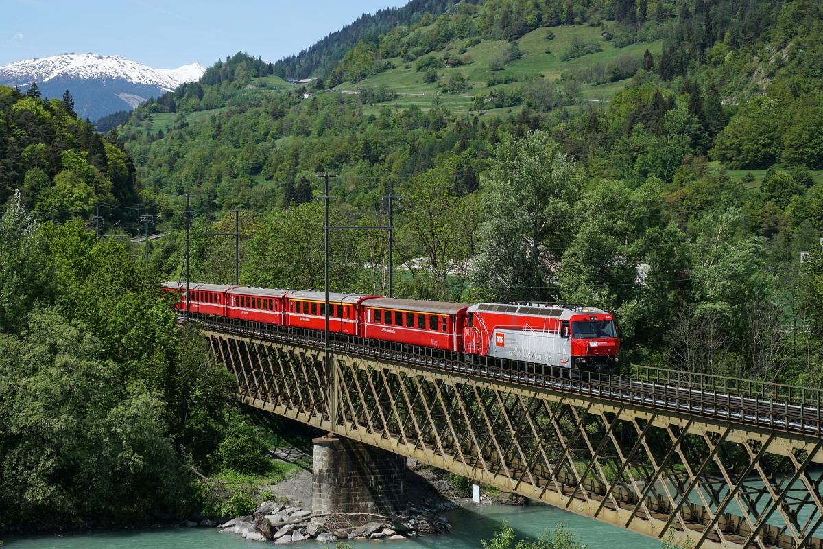 Ge 4/4 III 645 überquert am 10.05.2015 den Hinterrhein bei Reichenau-Tamins.