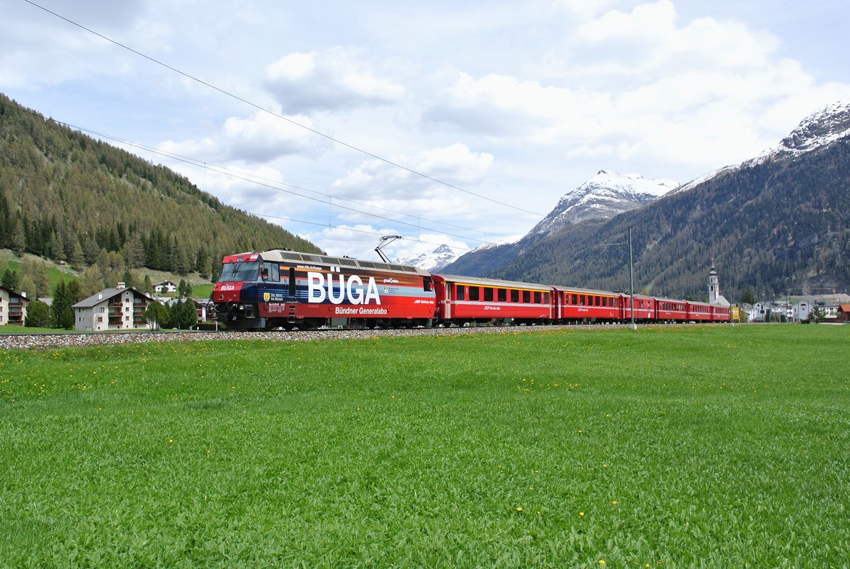 Ge 4/4 III 646  Bga  mit dem RE 1144 kurz nach Bever, 26.05.2016.
