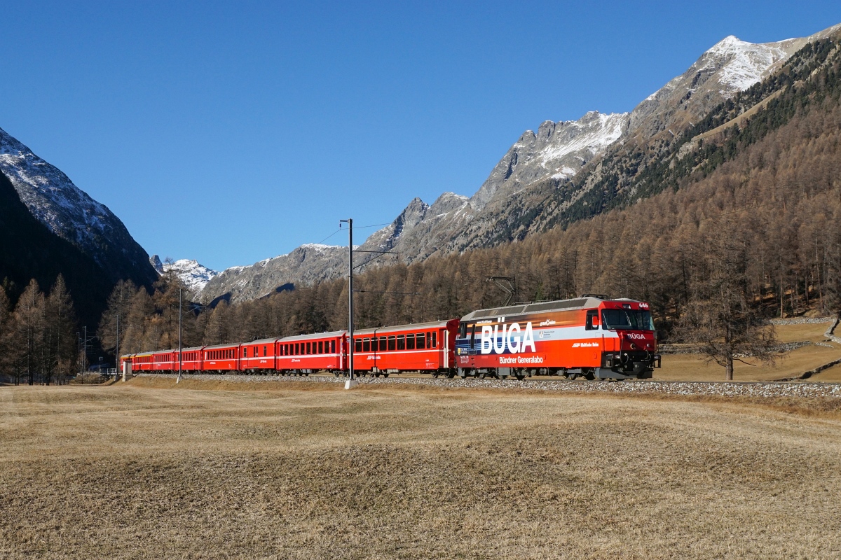 Ge 4/4 III 646 erreicht am 06.12.2015 mit einem RE nach St. Moritz Bever.