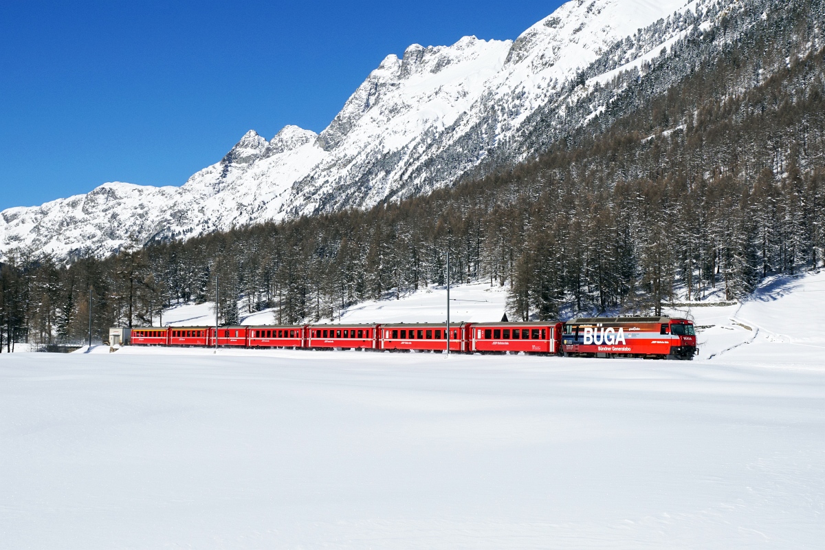 Ge 4/4 III 646 erreicht am 11.02.2016 Bever mit dem RE 1129 Chur -St. Moritz.