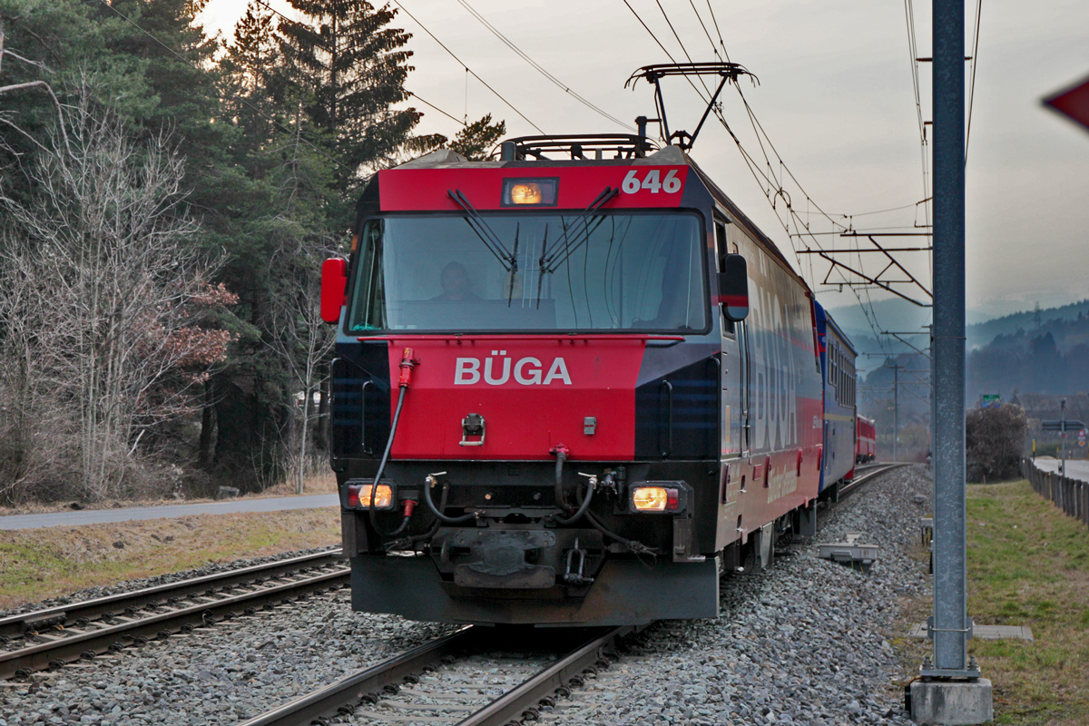 Ge 4/4 III 646 fährt in Reichenau mit einem Re nach Chur vorüber.Bild vom 18.2.2016