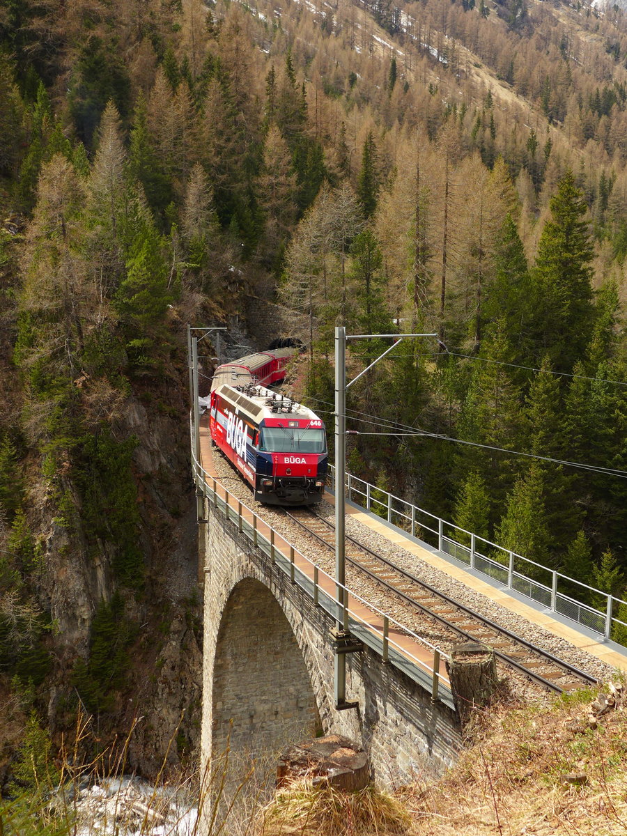 Ge 4/4 III 646  Sta.Maria Val Müstair  zieht den RE 1141 (Chur - St.Moritz) die Albulastrecke hinauf. Noch ein Kehrtunnel und der Zug erreicht Preda.
Albulaviadukt IV, 07. Mai 2016