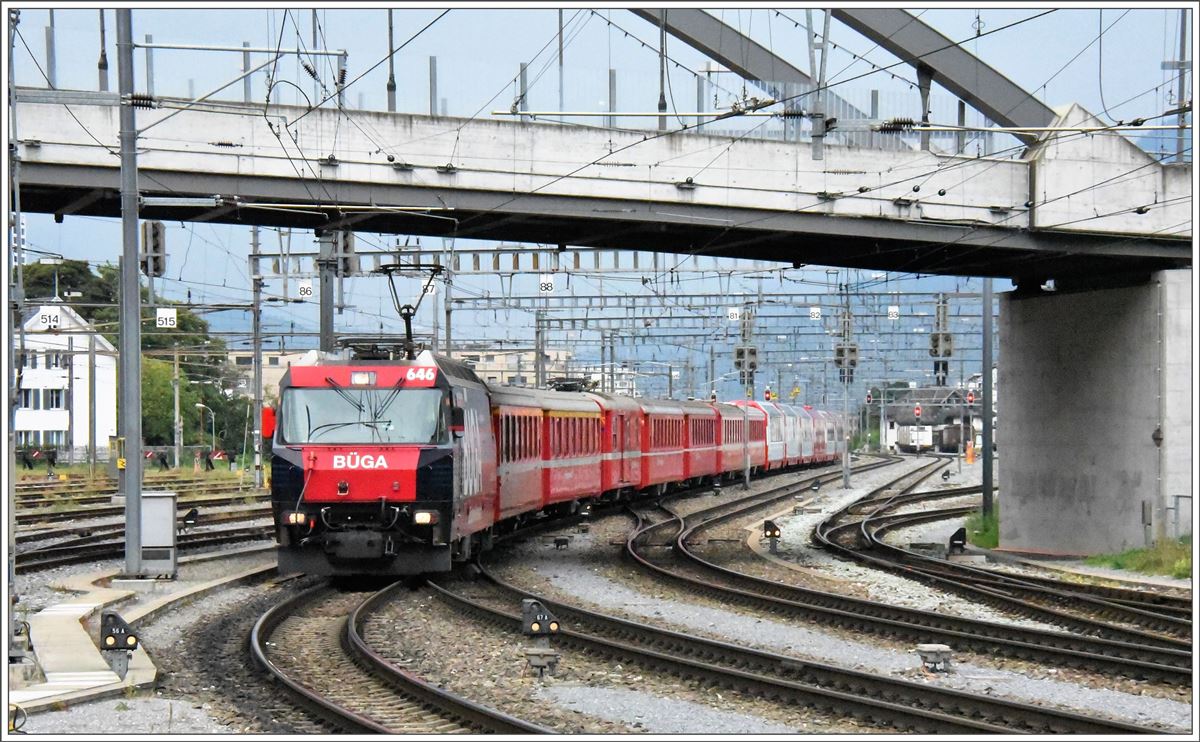Ge 4/4 III 646  Sta.Maria/Val Müstair  als RE 1124 und GEX901 aus St.Moritz bei der Einfahrt in Chur. (15.09.216)