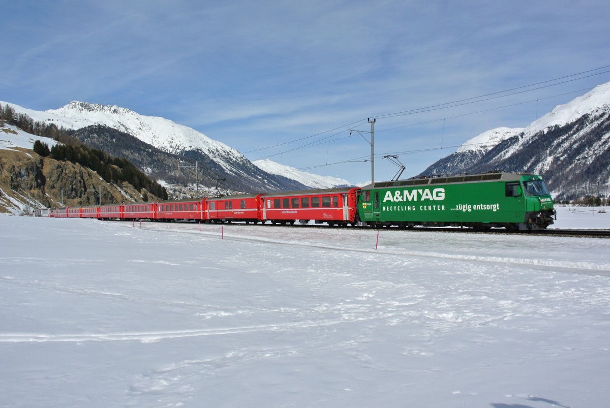Ge 4/4 III 647  A&M  mit RE 1137 kurz vor Celerina, 08.03.2015.