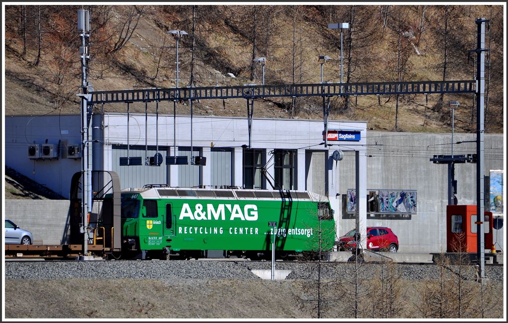 Ge 4/4 III 647  Grüsch  trifft mit einem Autozug aus Kloasters Selfranga in Sagliains im Unterengadin ein. (10.04.2015)