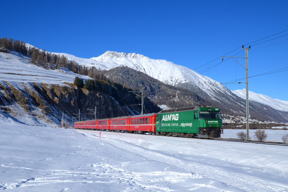 Ge 4/4 III 647 mit einem Regio am 16.11.2016 bei Celerina. 
