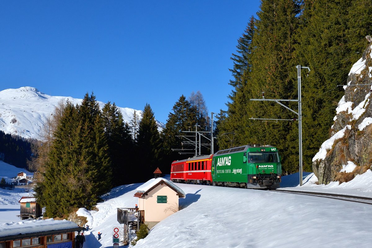 Ge 4/4 III 647 mit einem Regio am 14.02.2017 bei Davos Dorf.