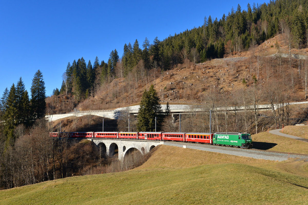 Ge 4/4 III 647 mit einem Regio am 28.12.2016 bei Versam.