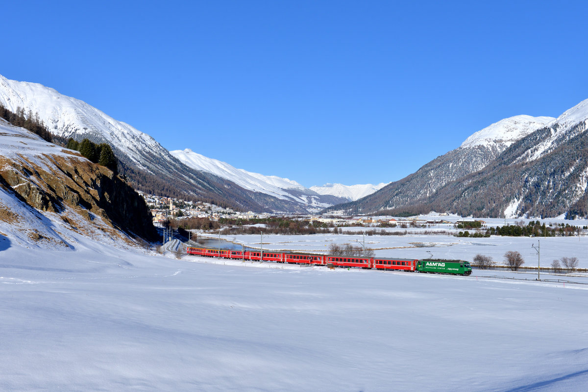 Ge 4/4 III 647 mit einem RE nach St. Moritz am 12.11.2016 bei Celerina. 