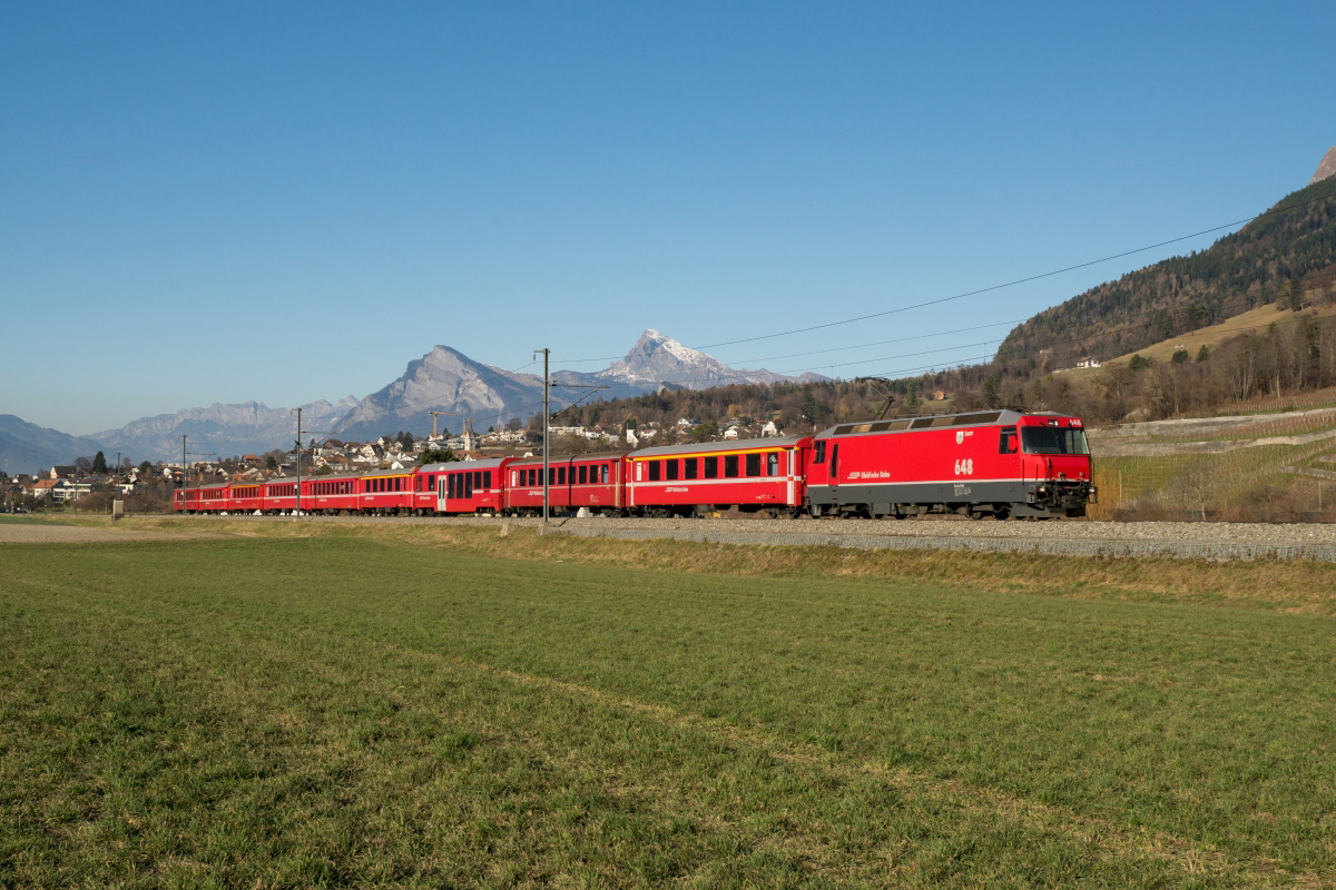 Ge 4/4 III 648 befindet sich am 04.12.2016 mit den RE 1037 Landquart - Davos Platz ausgangs Malans.