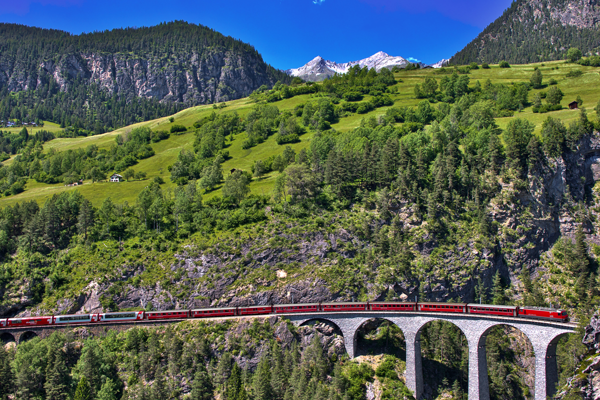 Ge 4/4 III 648 fährt mit einem GEX über das Landwasserviadukt in Filisur.Bild vom 23.6.2016