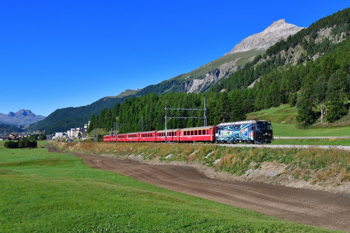 Ge 4/4 III 648 mit einem IR am 04.09.2019 bei Bever.