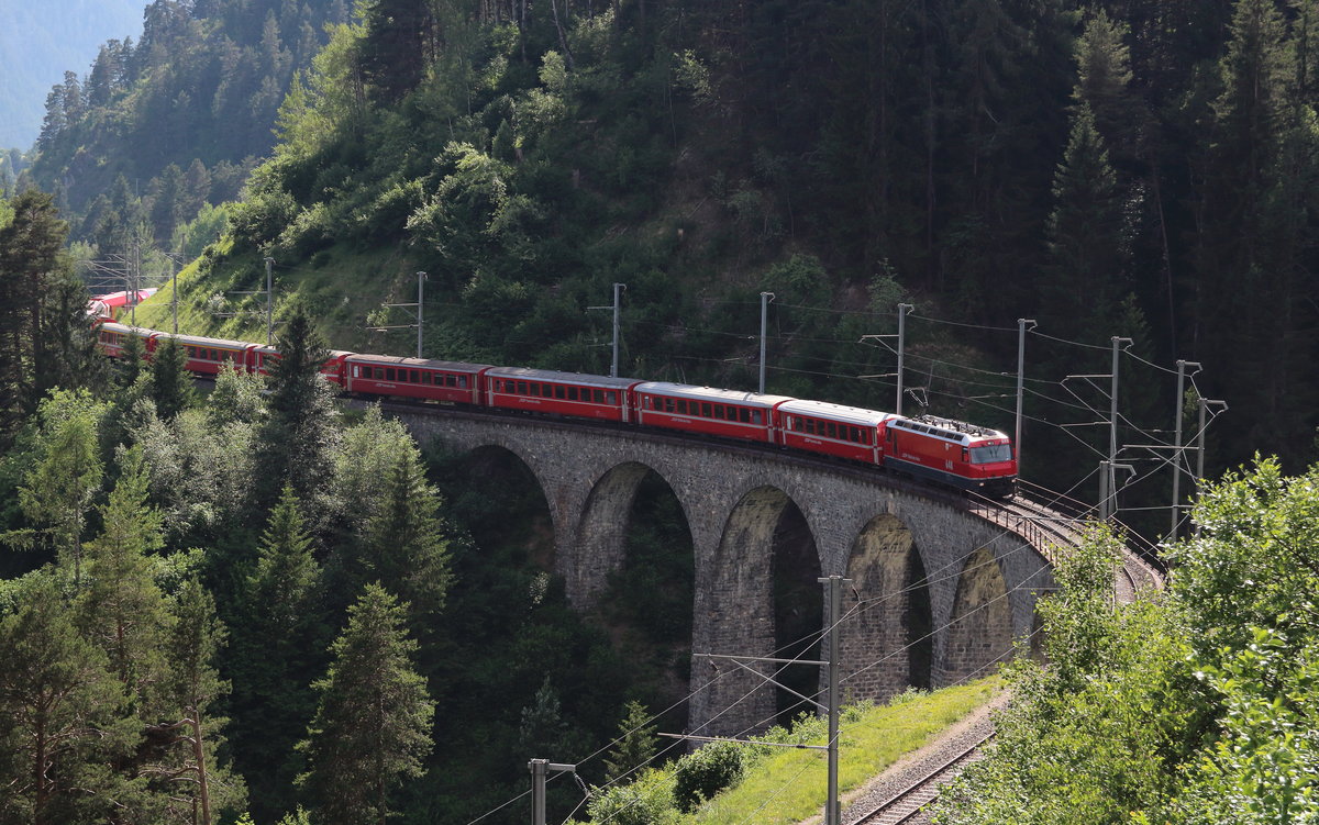 Ge 4/4 III 648  Susch  rollt mit ihrem RE1153 (Chur - St.Moritz) und dem Glacier Express 904 (Zermatt - St.Moritz)über das Schmittentobelviadukt, bevor es dann gleich über das Landwasserviadukt geht.

Schmittentobelviadukt, 13. Juni 2017