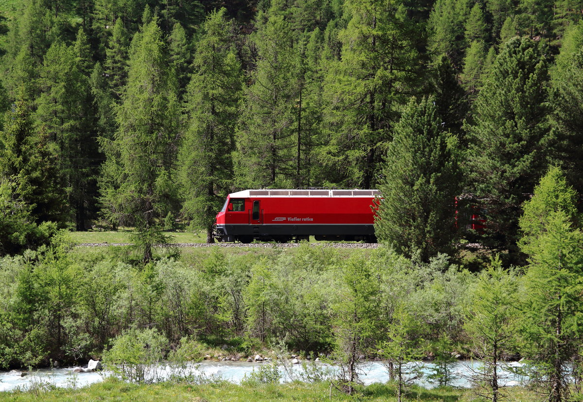 Ge 4/4 III 648  Susch  fährt mit dem RE1125 (Chur - ST.Moritz) durch das Valbever.

Valbever, 15. Juni 2017