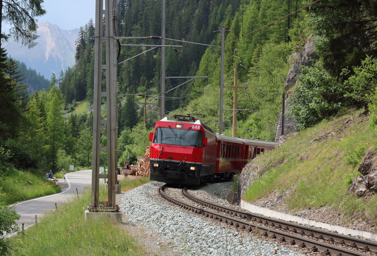 Ge 4/4 III 648  Susch  verlässt mit dem RE1149 (Chur - St.Moritz) den Glatscherastunnel und wird gleich den Bahnhof von Bergün erreichen.

Bergün, 15. Juni 2017