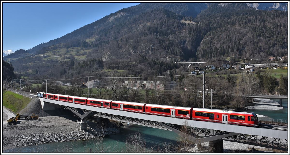Ge 4/4 III 648  Susch  mit IR1153 nach St.Moritz auf der Hinterrheinbrücke in Reichenau-Tamins. (01.04.2020)