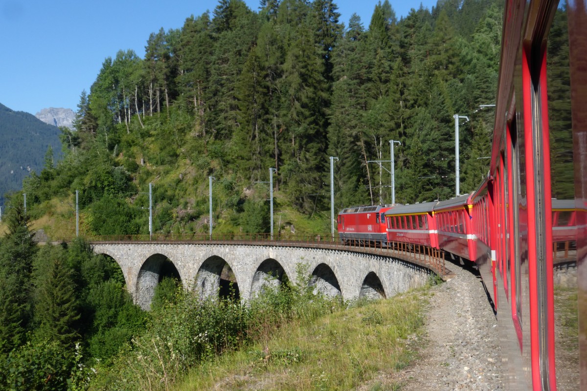 Ge 4/4 iii 648  Susch  auf dem Weg nach Chur zwischen Filisur und Alvaneu am 3. August 2015.