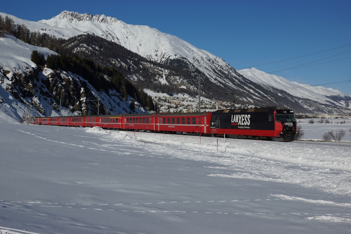 Ge 4/4 III 648 zieht am 12.01.2014 den RE 1141 von Samedan Richtung St. Moritz, aufgenommen bei Celerina.