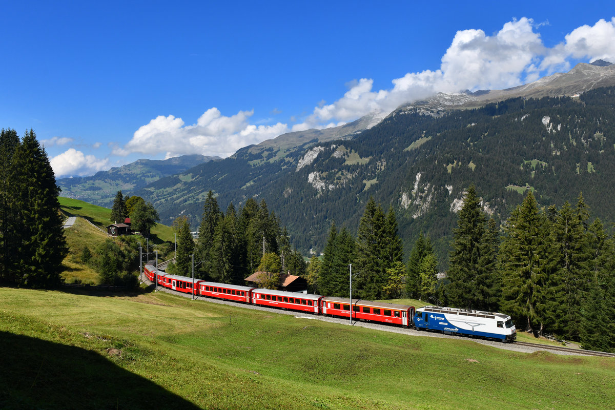 Ge 4/4 III 649 mit einem Regio am 15.09.2018 bei Cavadürli. 