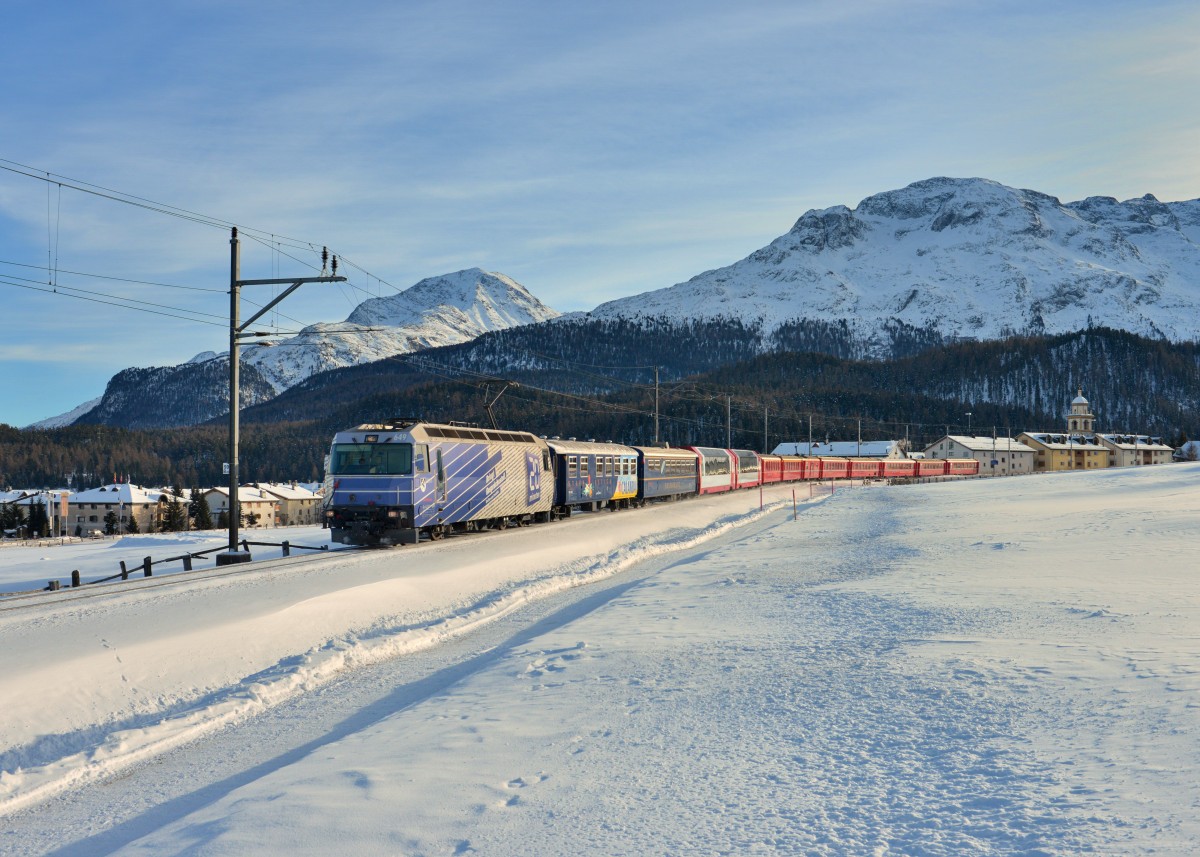 Ge 4/4 III 649 mit einem RE nach Chur am 18.01.2016 bei Celerina. 