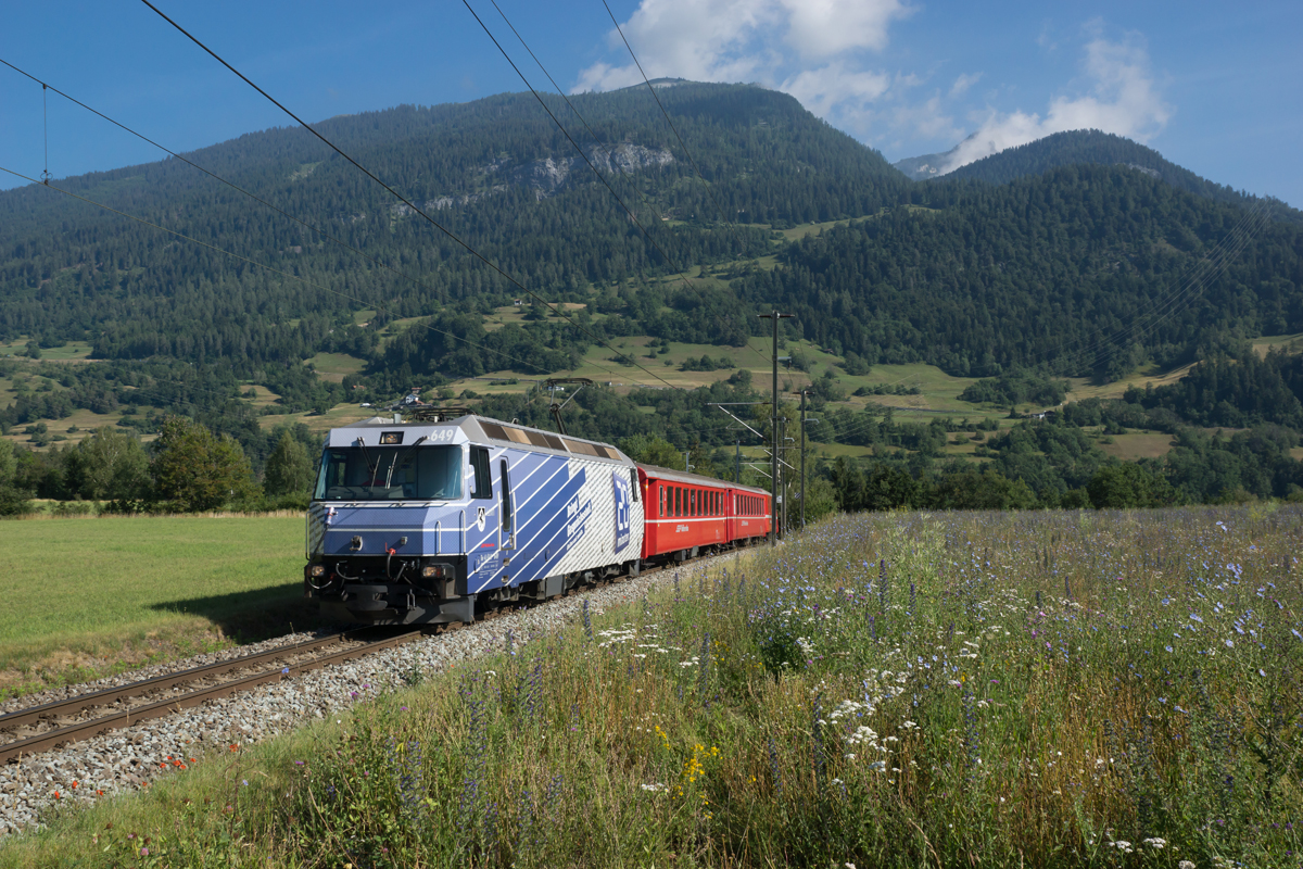 Ge 4/4 III 649 nähert sich am 21.06.2014 Bonaduz,.